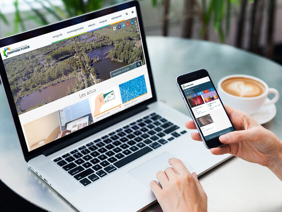 appareils numériques avec le nouveau site à l'écran