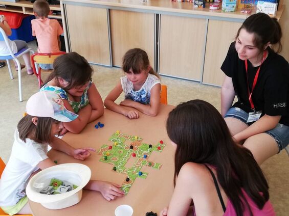 Enfants jouant aux jeux de société