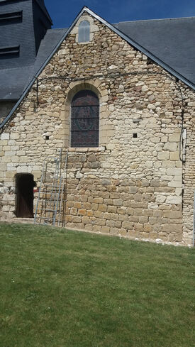 Mur de l'église de Gizy pendant les travaux