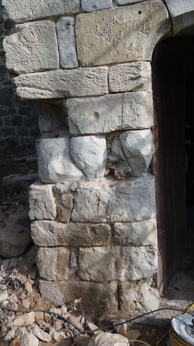 Mur de l'église de Gizy pendant les travaux