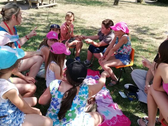 Enfants jouant aux jeux de société