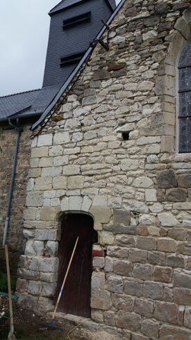 Mur de l'église de Gizy avant l'intervention du chantier