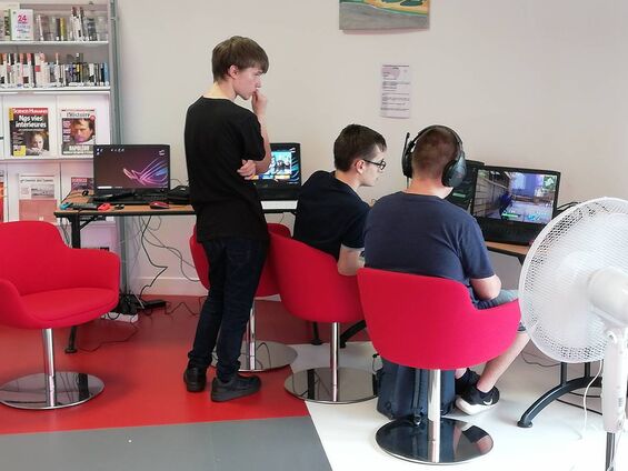 Les stagiaires paramètrent les machines Les stagiaires paramètrent les machines
