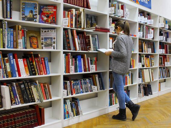 Femme qui choisit un livre