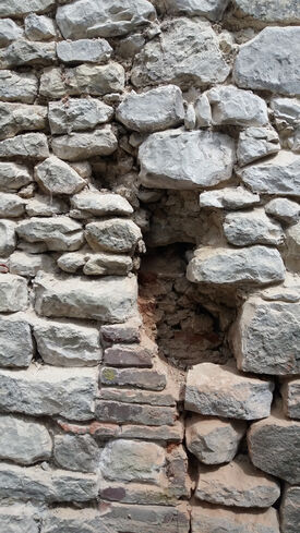 Mur de l'église de Gizy pendant les travaux